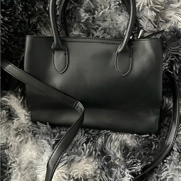 Almost Like New: Black Handbag With Arm Strap Zipper Button Style - Picture 8 of 9